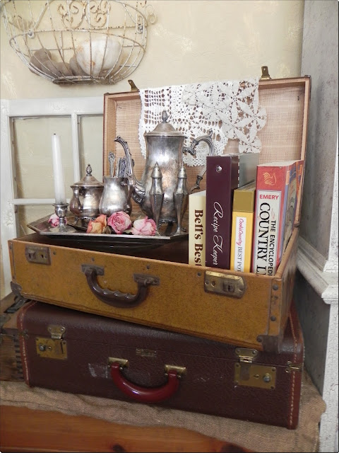 suitcase decorating diy vignette decor suitcases luggage creative display roots belle southern books decorate leave cheap items bedroom guest