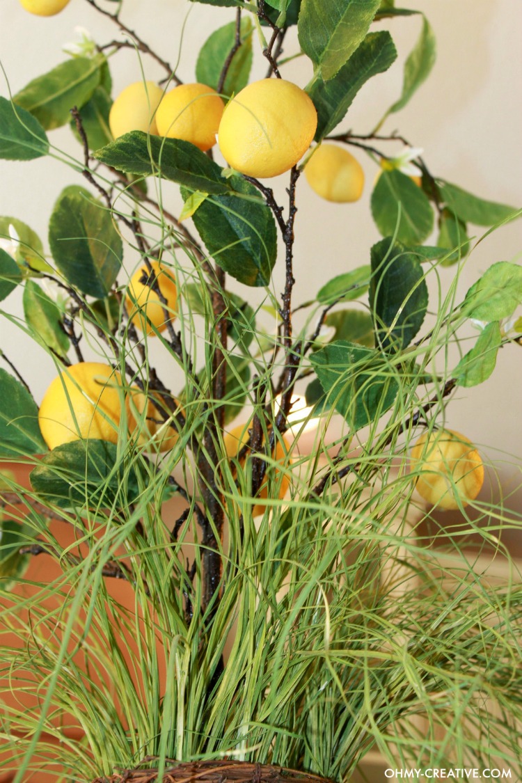 Easy Spring Lemon Centerpiece to brighten your home for Spring and Summer - Gorgeous! | OHMY-CREATIVE.COM