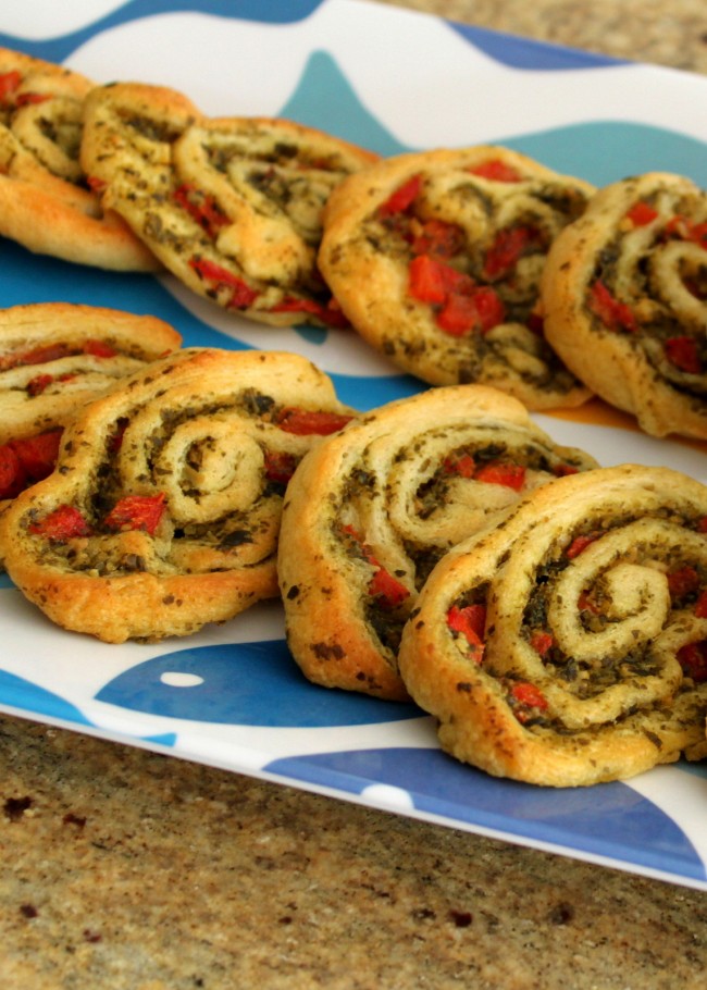 With just a few ingredients this Party Pesto Pinwheel recipe is easy to put together in a pinch - friends will love it! | OHMY-CREATIVE.COM