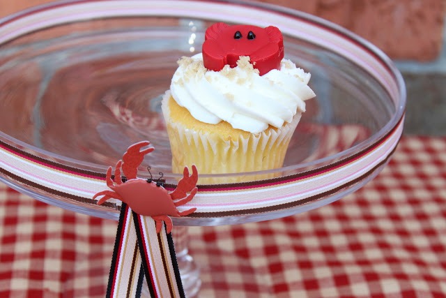 Easy to make chocolate candy crab cupcakes. Adorable for summer parties! OHMY-CREATIVE.COM | crab cupcakes recipes | crab cupcake toppers | Beach cupcakes | #dessert #cupcakes #beach 