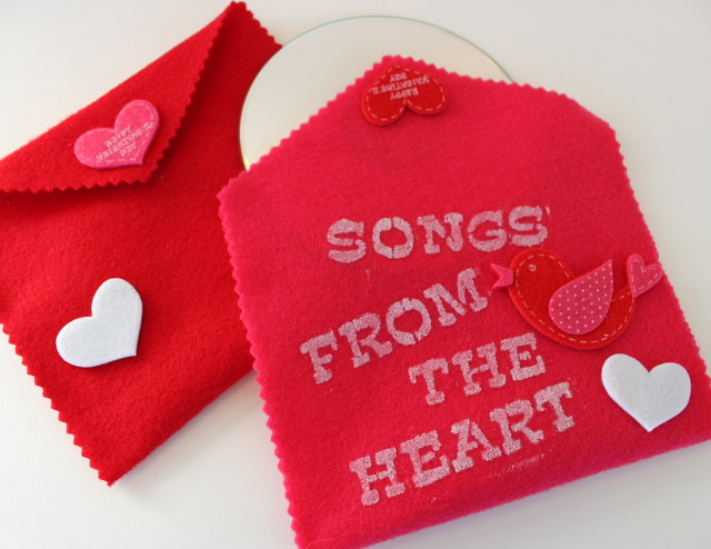 Give Songs from the Heart by creating a CD of favorite songs! Slip it into this DIY Felt Valentine Music CD Case | OHMY-CREATIVE.COM