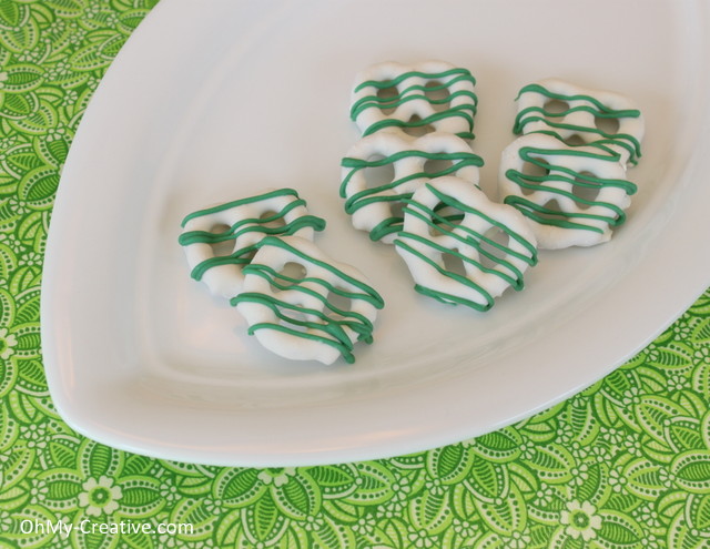 How to make chocolate drizzle pretzels | OHMY-CREATIVE.COM