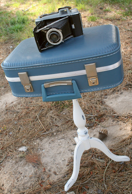 Vintage Suitcase Table included in these 20 DIY Vintage Suitcase Projects and Repurposed Suitcases. Create unique home decor using repurposed old suitcases! | OHMY-CREATIVE.COM 