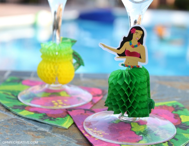 These Summer Party Glasses are super easy to make and great for a luau or pool party | OHMY-CREATIVE.COM
