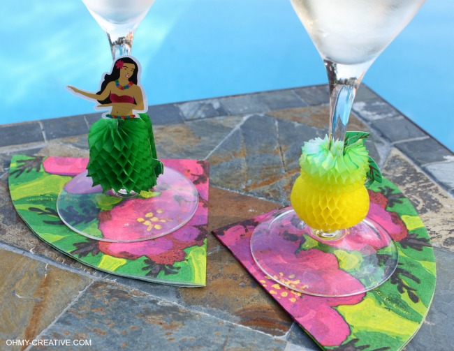 These Summer Party Glasses are super easy to make and great for a luau or pool party | OHMY-CREATIVE.COM