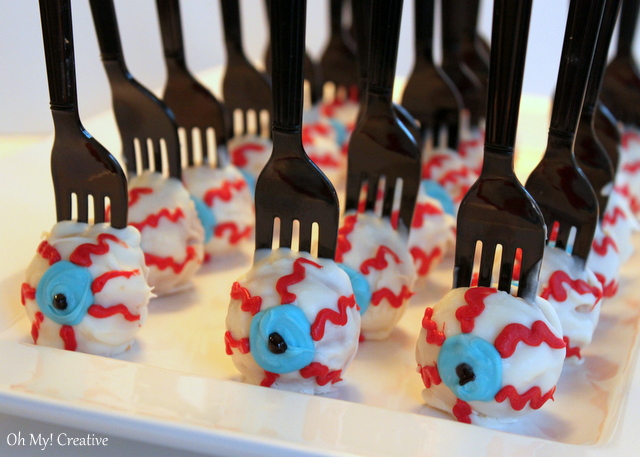 These Evil Eyeball Halloween Cake Pops On A Fork are a spooktacular Halloween treat! Swap out the pop stick for a fork for a devilish display! OHMY-CREATIVE.COM