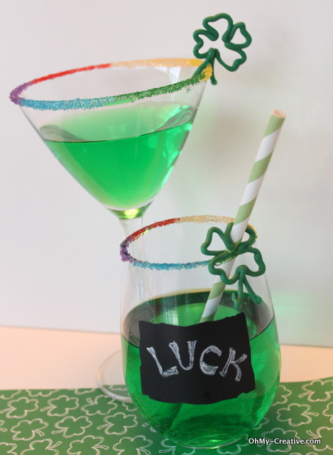 St. Patrick's Day Rainbow Rim Sugar with Chocolate Shamrock | OHMY-CREATIVE.COM #StPatricksDay #Cocktails #RimSugar