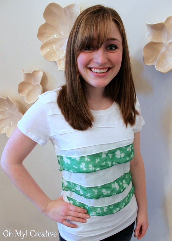 What an easy way to make a cheap DIY Woman's St. Patrick's Day T-Shirt using a ruffled t-shirt and a scarf! No sewing required! | OHMY-CREATIVE.COM