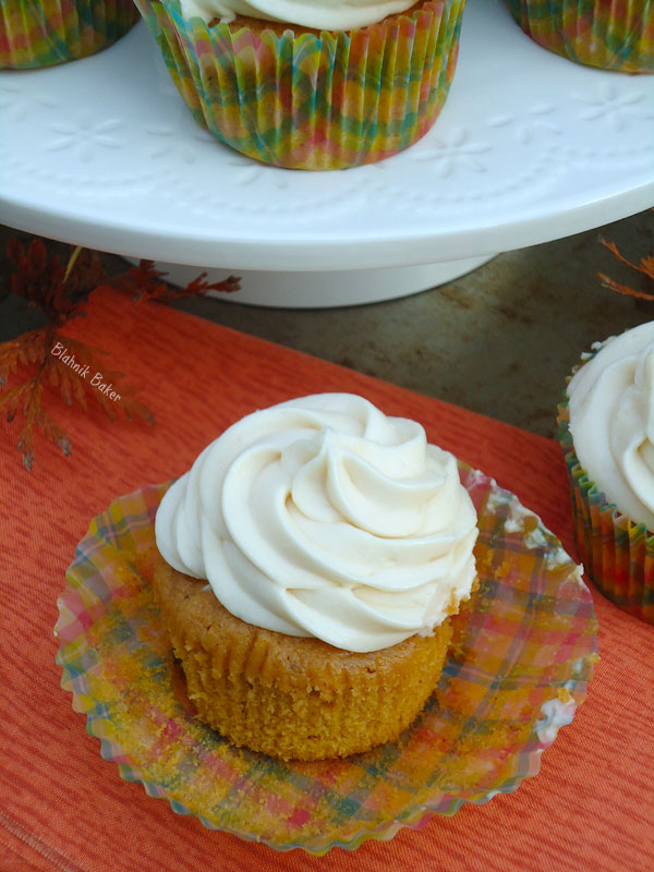 pumpkin-cupcakes-with-cream-cheese-frosting