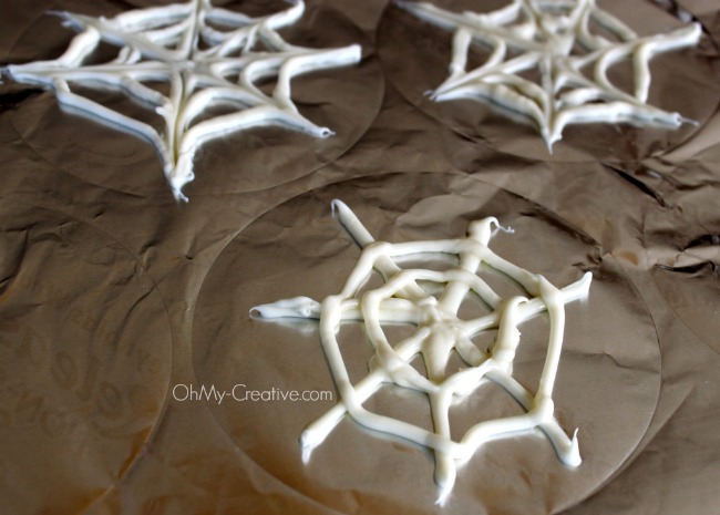 This Spider Web Chocolate Halloween Martinis will make a frightful Halloween cocktail your guest will rave about later! OHMY-CREATIVE.COM #halloweenmartinis #halloweencocktail #halloweendrinks #spiderweb #spider #halloweenpartyideas