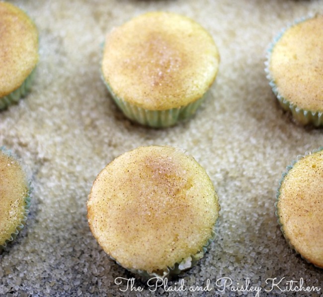 These delicious Mini Snickerdoodle Muffins are quite possibly the easiest and tastiest little bite that you will ever pop in your mouth! Just like snickerdoodle cookies...heavenly! | OHMY-CREATIVE.COM