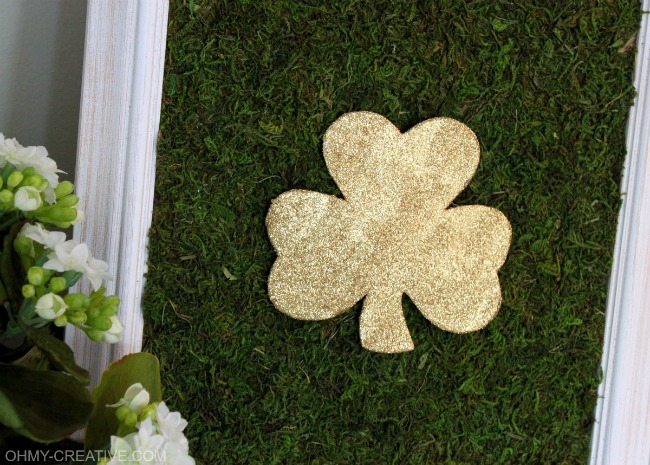 St. Patrick's Day Glitter Shamrock Moss Art | OHMY-CREATIVE.COM | St Patricks Day Crafts | Glitter | Moss Craft | Moss Frame | Shamrock | St Patrick's Day Crafts | St Patricks Day Decorations