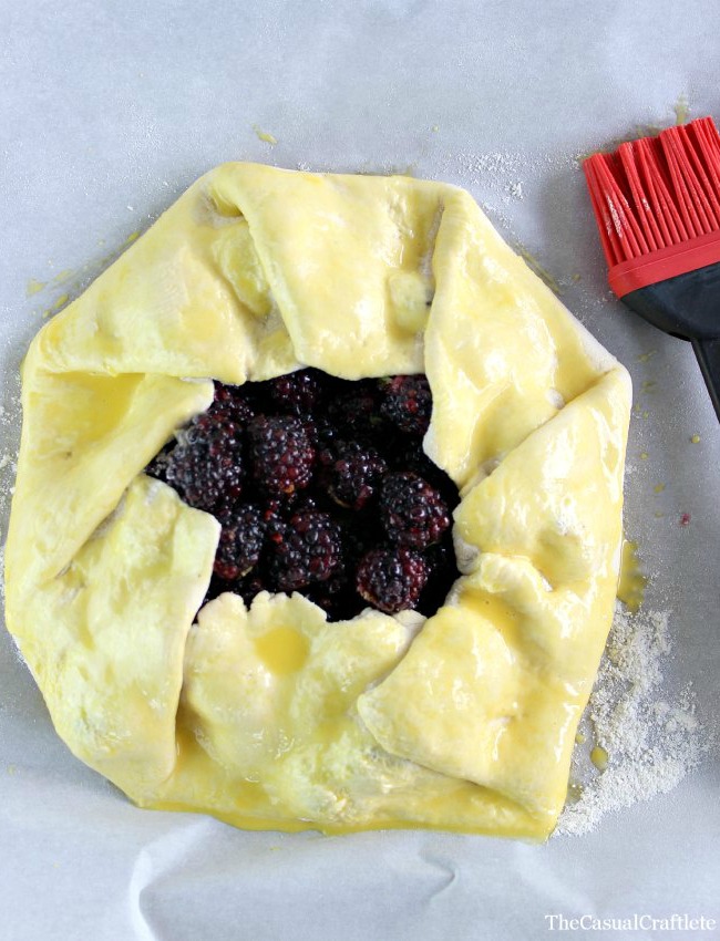 Blackberry Thyme Rustic Pie Recipe by www.thecasualcraftlete.com for www.ohmycreative.com