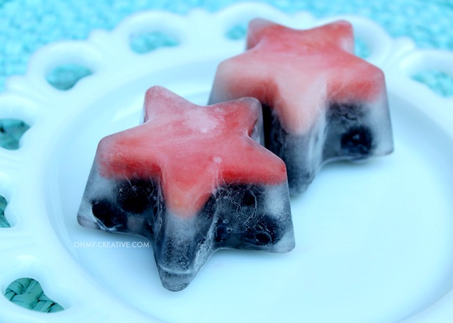 Make a splash with your drinks by adding Fresh Fruit Ice Cubes | OHMY-CREATIVE.COM
