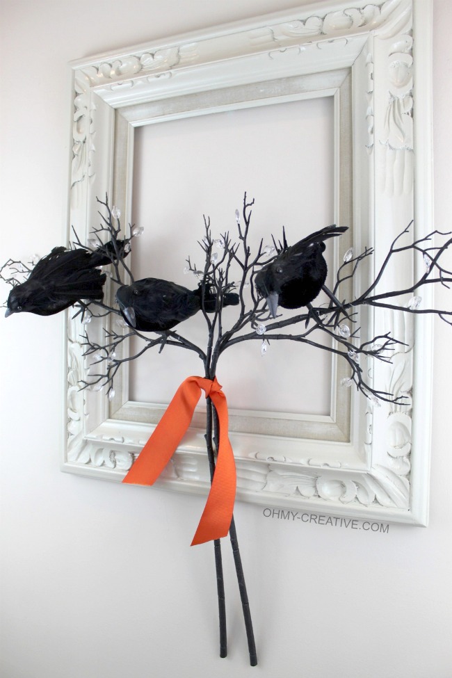 Create an easy Black Crow Frame Wreath using an old frame form the Goodwill. A few black crows and branches give this old frame new life for Halloween | OHMY-CREATIVE.COM
