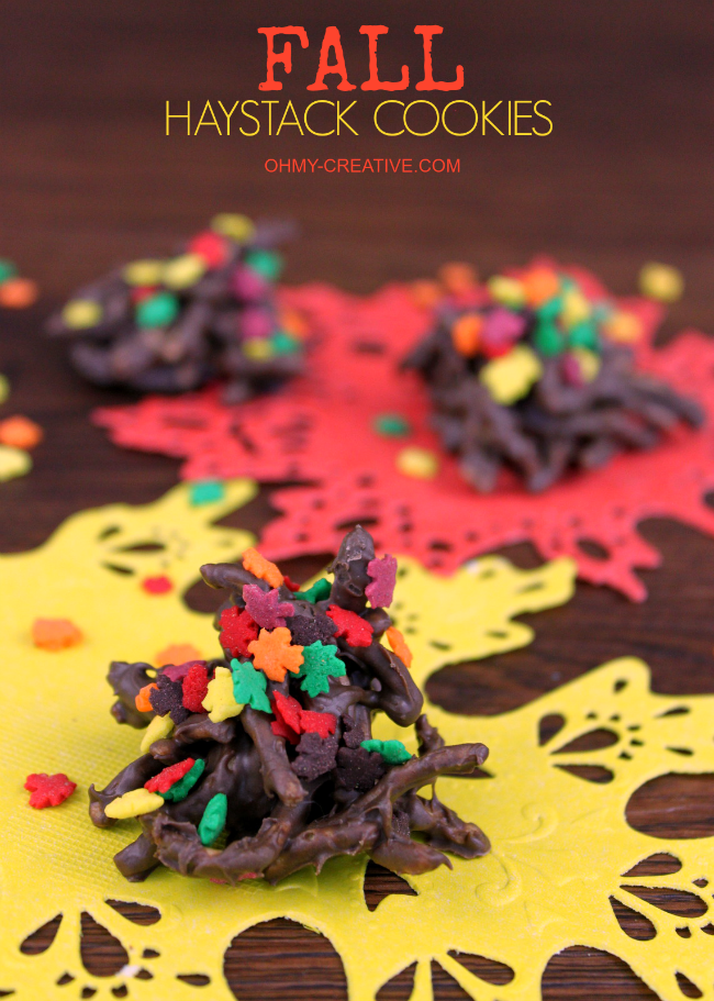 Take the traditional no bake cookie and turn them into Fall Haystack Cookies | OHMY-CREATIVE.COM #fall #fallcookies #falldesserts #fallleaves #fallrecipe #haystackcookies 