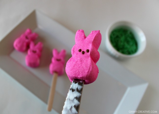 Easter Peeps Pudding Pops | OHMY-CREATIVE.COM