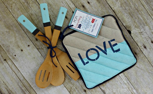 DIY Color Dipped Wooden Utensils plus FREE Printable Mother's Day Gift Tag!