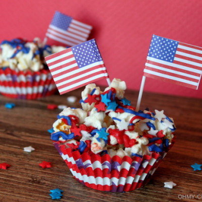 Get in the patriotic spirit with this Easy 4th of July Popcorn Dessert | OHMY-CREATIVE.COM