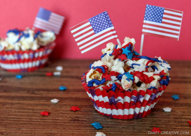 Get in the patriotic spirit with this Easy 4th of July Popcorn Dessert  |  OHMY-CREATIVE.COM