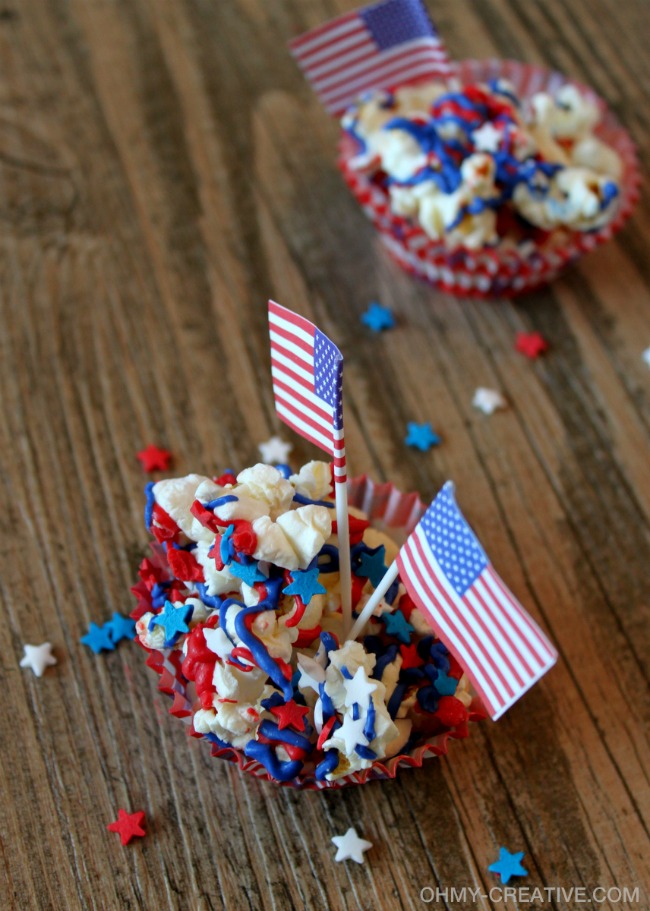 Get in the patriotic spirit with this Stars and Stripes Popcorn Dessert! It's super easy to make - a great treat for all ages!  |  OHMY-CREATIVE.COM