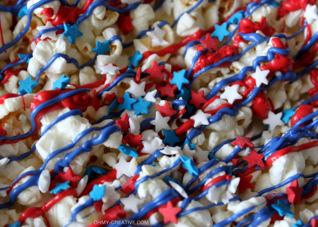 Get in the patriotic spirit with this Stars and Stripes Popcorn Dessert! It's super easy to make - a great treat for all ages!  |  OHMY-CREATIVE.COM