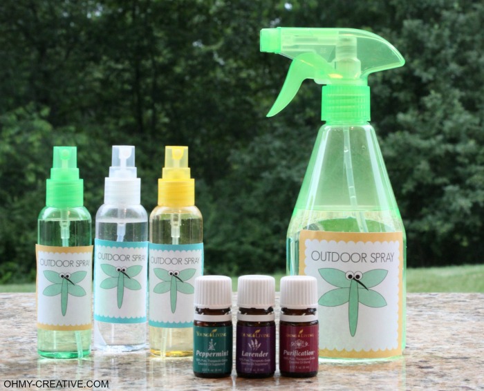 This easy to make Chemical Free Outdoor Spray is perfect when enjoying all outdoor activities and safe to spray all over the kids and family! I LOVE that it is all natural! Plus a Free Printable Label  |   OHMY-CREATIVE.COM 
