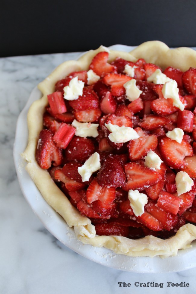 This Strawberry Rhubarb Pie features an all-butter, flaky crust with a sweet and tart filling made with fresh strawberries and rhubarb - YUM! | OHMY-CREATIVE.COM