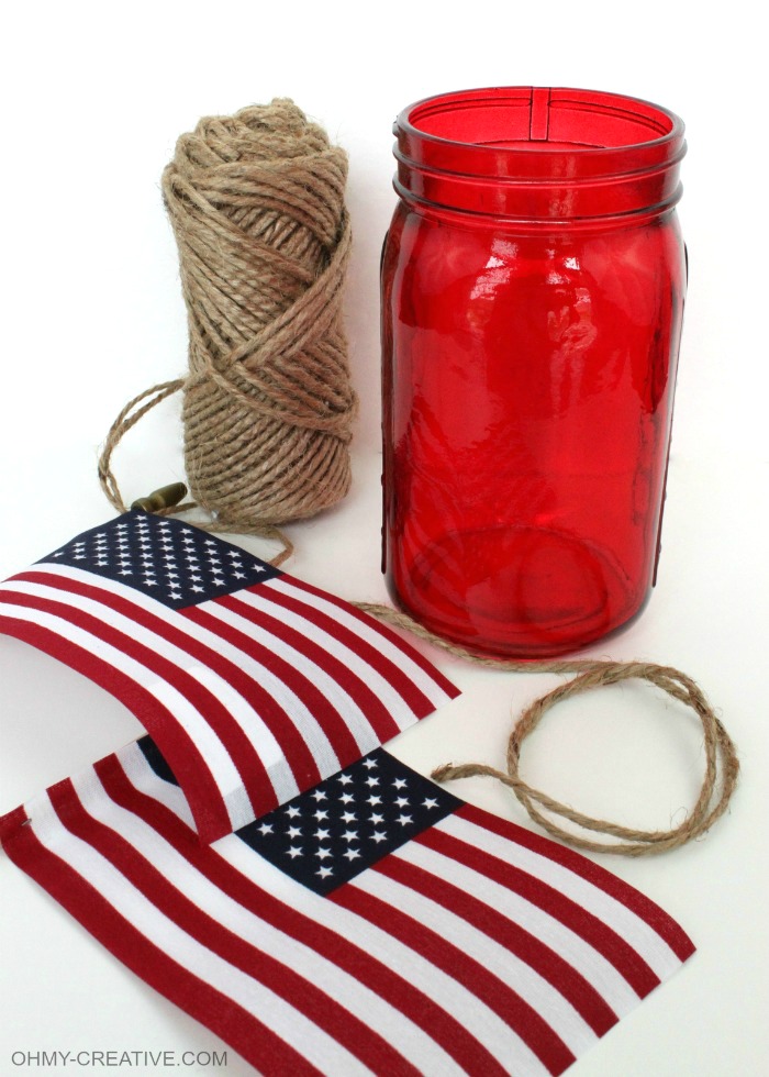 This Patriotic Flag Mason Jar Candle Holder Craft took me minutes to make. Great for a last minute patriotic party or picnic decoration and I love that it can also hold a bouquet of flowers…so many uses! | OHMY-CREATIVE.COM 