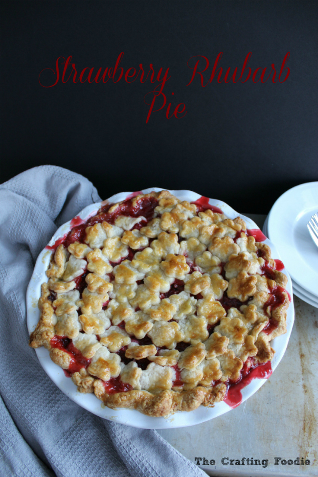 This Strawberry Rhubarb Pie features an all-butter, flaky crust with a sweet and tart filling made with fresh strawberries and rhubarb. The Crafting Food for OHMY-CREATIVE.COM