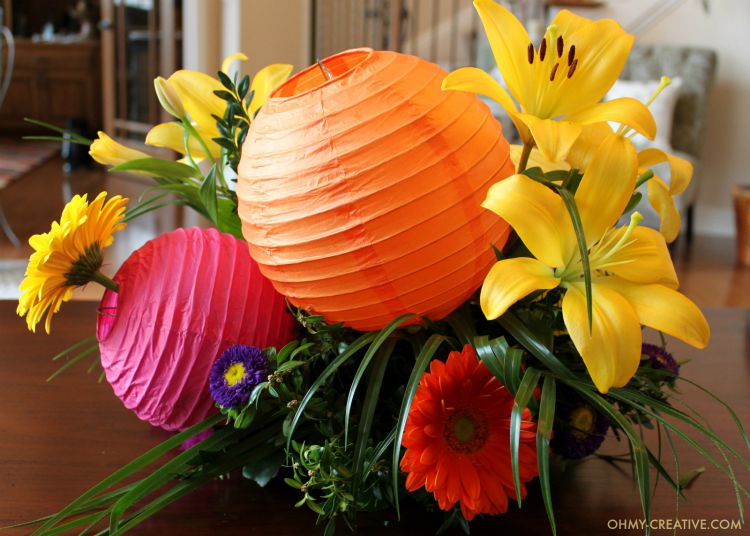 Gerbera daisies are one of my favorite flowers. The incredible vibrant blooms make them a perfect flower for so many occasions like this Gerbera Daisy Centerpiece! This gorgeous centerpiece is perfect for bridal showers, weddings and summer parties! I love the paper lanterns too!  |   OHMY-CREATIVE.COM