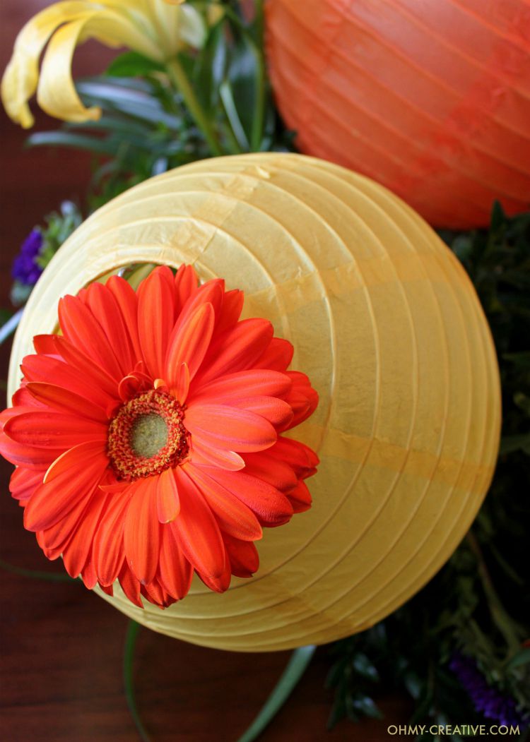 Gerbera daisies are one of my favorite flowers. The incredible vibrant blooms make them a perfect flower for so many occasions like this Gerbera Daisy Centerpiece! This gorgeous centerpiece is perfect for bridal showers, weddings and summer parties! I love the paper lanterns too!  |   OHMY-CREATIVE.COM