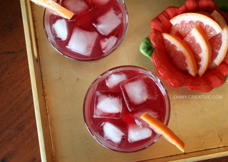 Do you love summer entertaining?! This Pomegranate Sea Breeze made with pomegranate liqueur is a light refreshing cocktail to serve for all summer celebrations! Yum! | OHMY-CREATIVE.COM