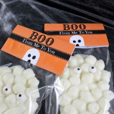 These easy to make Chocolate Marshmallow Ghost Halloween Treats are so cute to hand out to friends, classmates or to use as party favors! Plus there is a FREE Printable Boo From Me To You Bag Topper! | OHMY-CREATIVE.COM