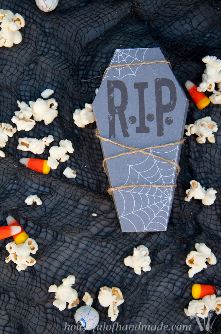 Get ready for Halloween treats with these Free Printable Halloween Coffin Treat Boxes. These treat boxes are perfect for making Halloween a little spookier! |OHMY-CREATIVE.COM