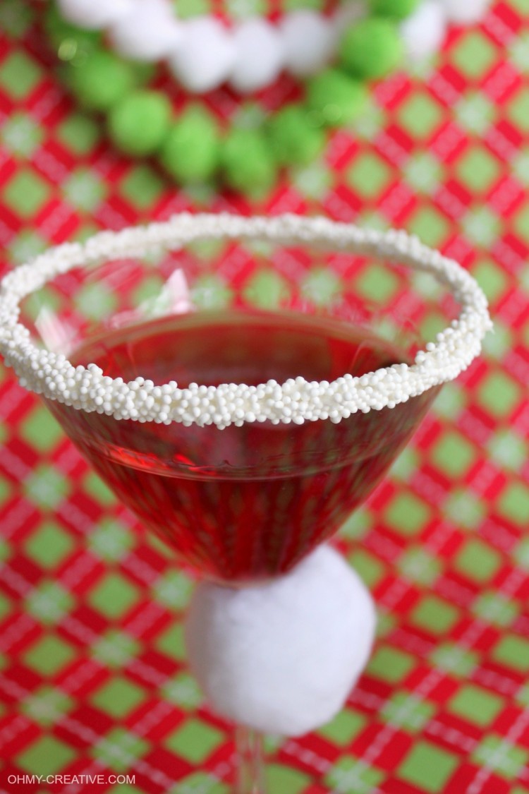 This festive Pomegranate Santa Hat Martini is so good! | OHMY-CREATIVE.COM | Pomegranate Martini | Christmas Drink | Christmas Cocktail | Pomegranate Liqueur | Vodka Martini Recipe | Pomegranate Cocktails | Christmas Cocktails