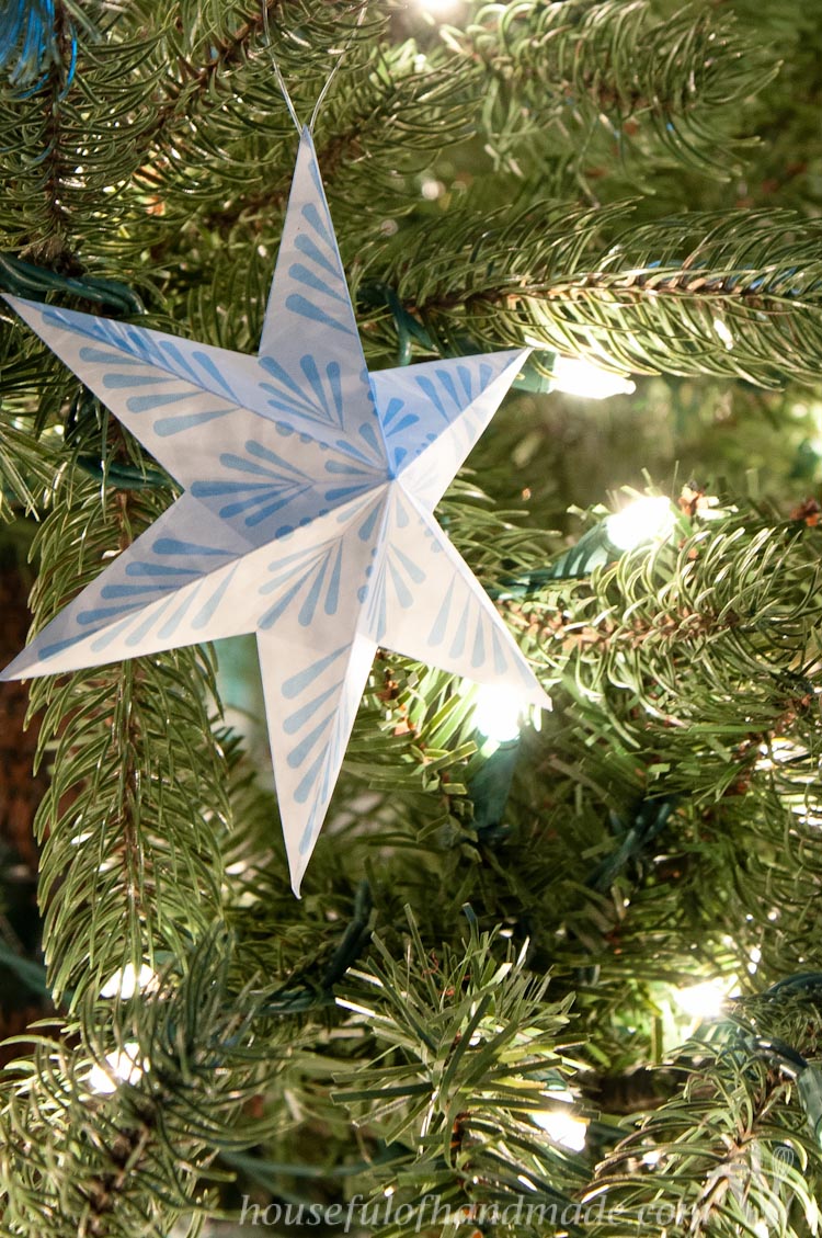 Trim the tree with these beautiful printable 3D snowflake star ornaments. Easy to print and fold and add instant style to your Christmas tree this year. | OHMY-CREATIVE.COM
