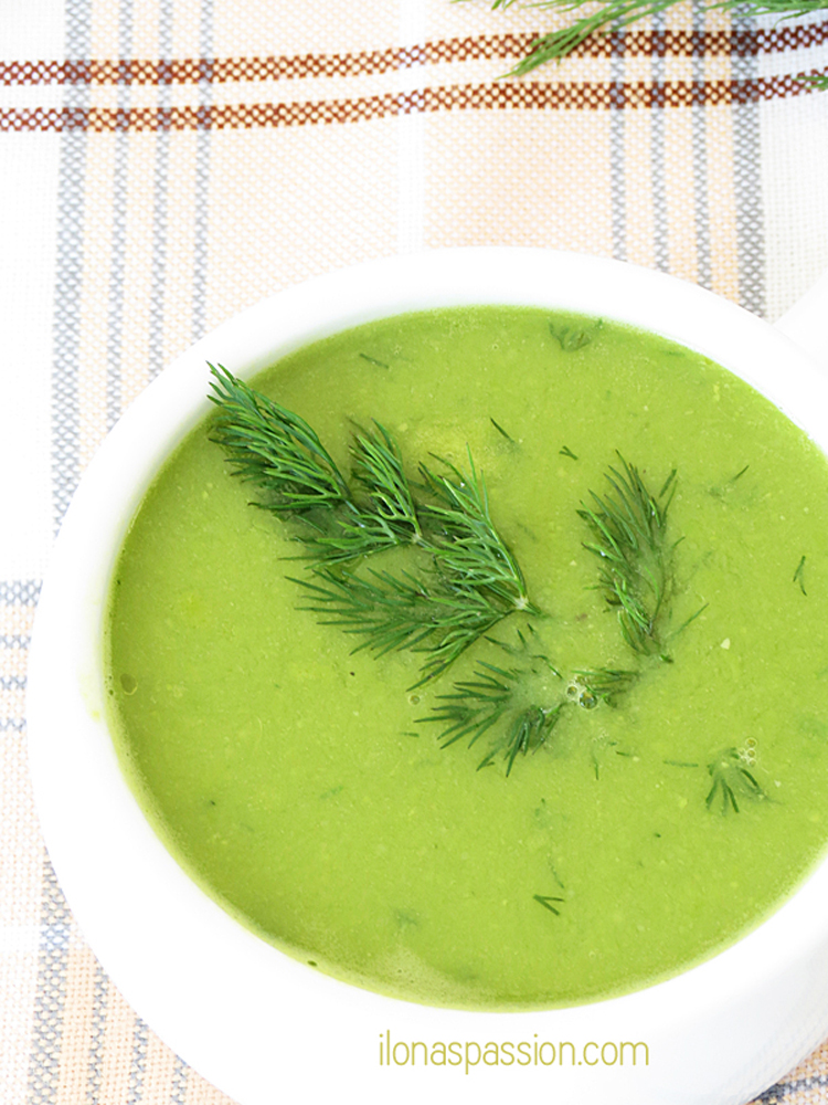 Green Pea Soup Recipe - creamy and simple pea soup made in under 40 minutes! I OHMY-CREATIVE.COM