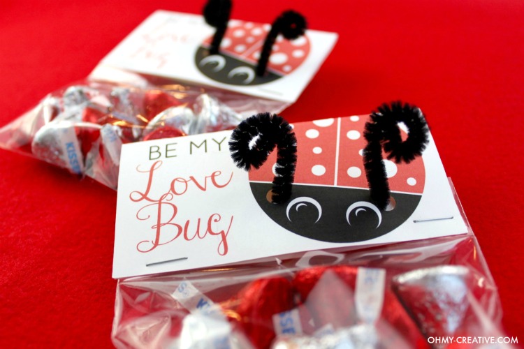 These Love Bug Printable Valentine's Day Cards are easy to make! What great Valentine's Day Treat Bag Toppers! Print them for free and in a few simple steps you have an adorable Valentine Treat! How cute are the pipe cleaner bug antennas! | OHMY-CREATIVE.COM
