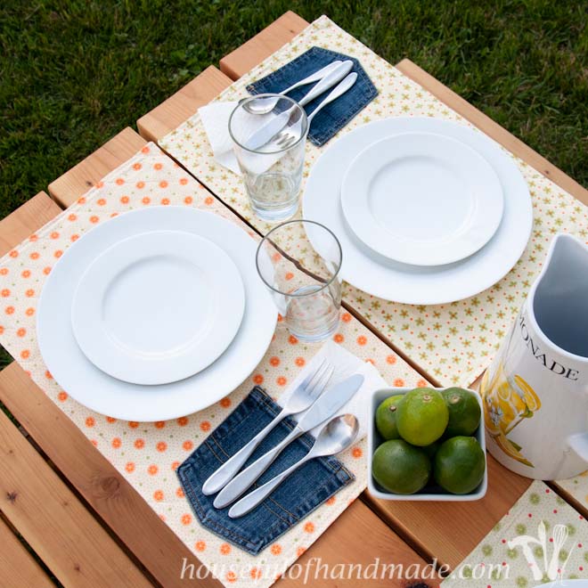 Easy to sew picnic placemats. Use an old jeans pocket for a napkin holder so it won't blow away! Housefulofhandmade.com