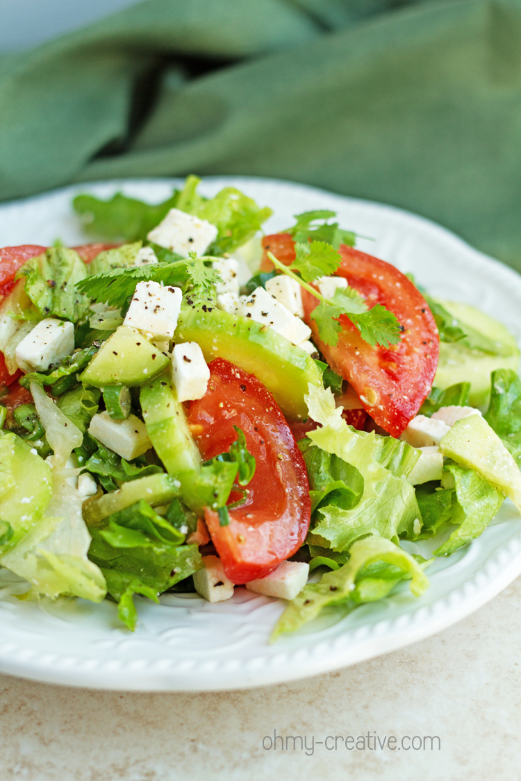Tomato and Cucumber Feta Salad - Easy and healthy cucumber feta salad recipe with tomatoes, chive and freshly cracked pepper. Perfect for lunch or dinner. Light and delicious! I Oh-My Creative.com