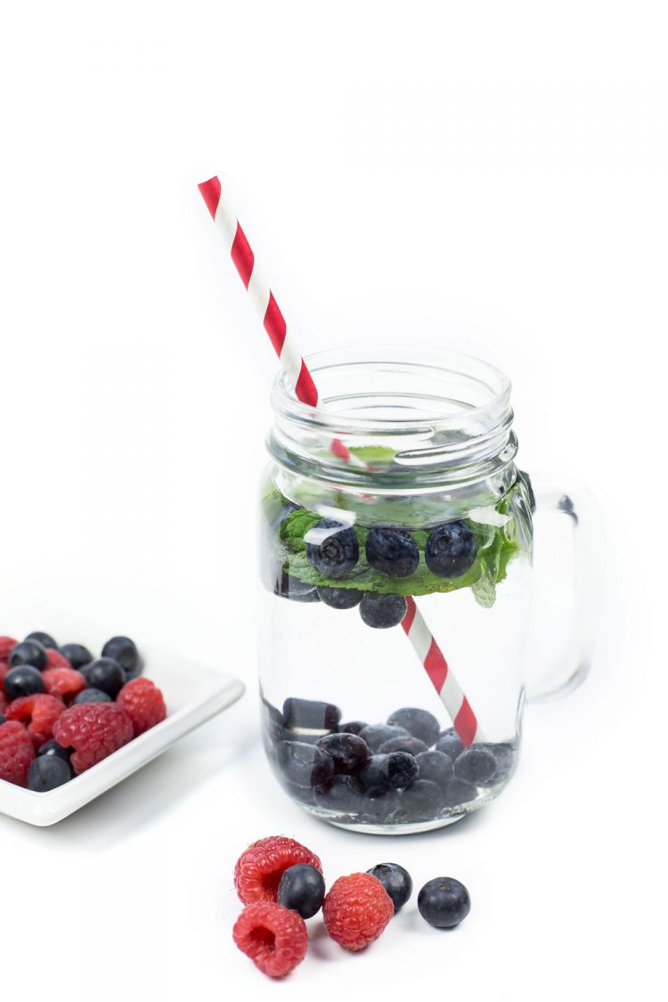 Berry & Mint Water Recipe - An easy and impressive non-alcoholic refreshing drink option. You will love this Fruit Infused Water! OHMY-CREATIVE.COM