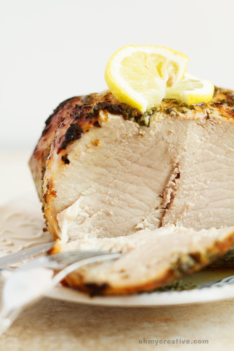 Lemon Marinated Pork Tenderloin Recipe - marinated with lemon and parsley and baked in the oven. This tender and juicy pork is an easy recipe to prepare for dinner with ingredients that you have at home. | WWW.OHMY-CREATIVE.COM 