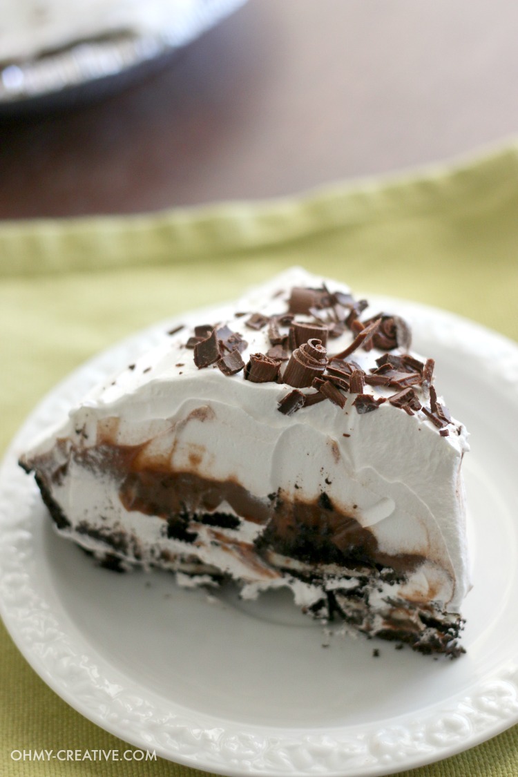 This easy Oreo Icebox Pie is a real crowd pleaser made with Oreos along with layers of pudding and sweet whipped cream...that's out-of-this-world delicious. It's A perfect no-bake dessert for summer picnics or to enjoy all year long! | OHMY-CREATIVE.COM