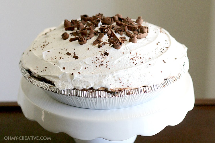 This easy Oreo Icebox Pie is a real crowd pleaser made with Oreos along with layers of pudding and sweet whipped cream...that's out-of-this-world delicious. It's A perfect no-bake dessert for summer picnics or to enjoy all year long! | OHMY-CREATIVE.COM