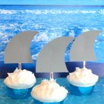 These SHARK FIN JELLO SHOTS are perfect for Shark Week, Jimmy Buffett fins shots, shark party dessert drinks and pool parties! Supper easy to make and a creative party jello shot for summer! | OHMY-CREATIVE.COM