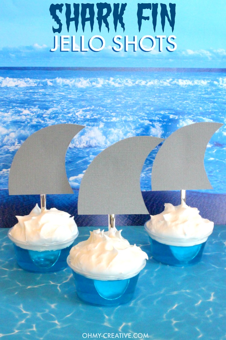 These SHARK FIN JELLO SHOTS are perfect for Shark Week, Jimmy Buffett fins shots, shark party dessert drinks and pool parties! Supper easy to make and a creative party jello shot for summer! | OHMY-CREATIVE.COM