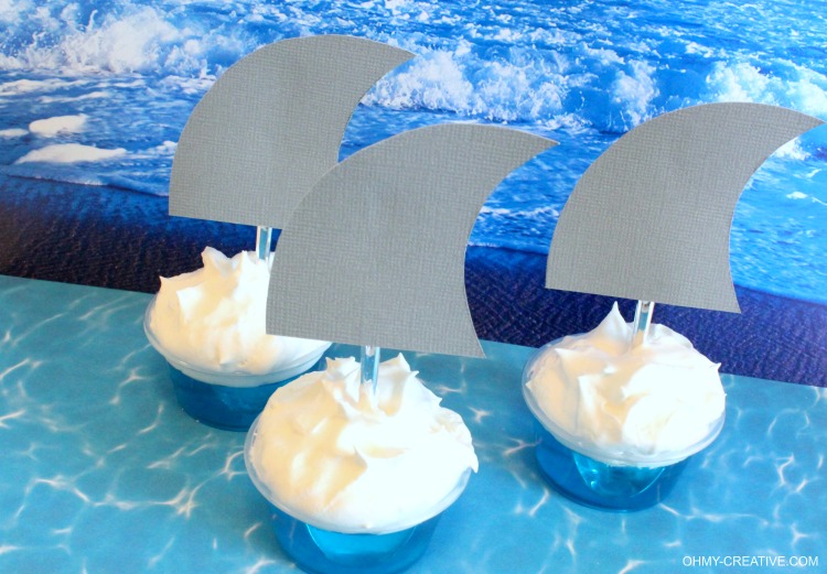 These SHARK FIN JELLO SHOTS are perfect for Shark Week, Jimmy Buffett fins shots, shark party dessert drinks and pool parties! Super easy to make and a creative party jello shot for summer! | OHMY-CREATIVE.COM