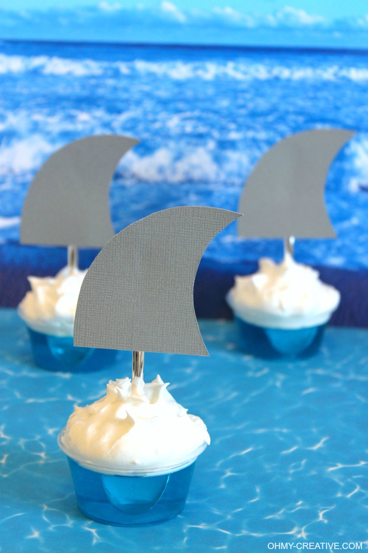 These SHARK FIN JELLO SHOTS are perfect for Shark Week, Jimmy Buffett fins shots, shark party dessert drinks and pool parties! Super easy to make and a creative party jello shot for summer! Fun Jello Shots | OHMY-CREATIVE.COM