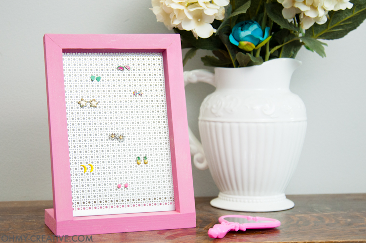 This is so easy even I could make it! Organize your favorite earrings with this DIY jewelry display holder. A quick and easy build that can be done without power tools. | OHMY-CREATIVE.COM